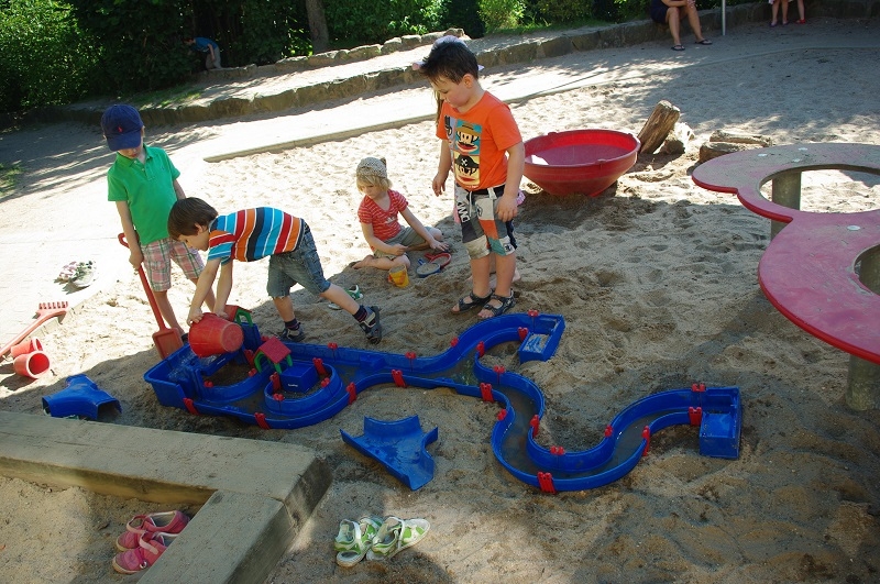 Sonne, Sand und Wasser - das lädt ein zum Experimentieren.