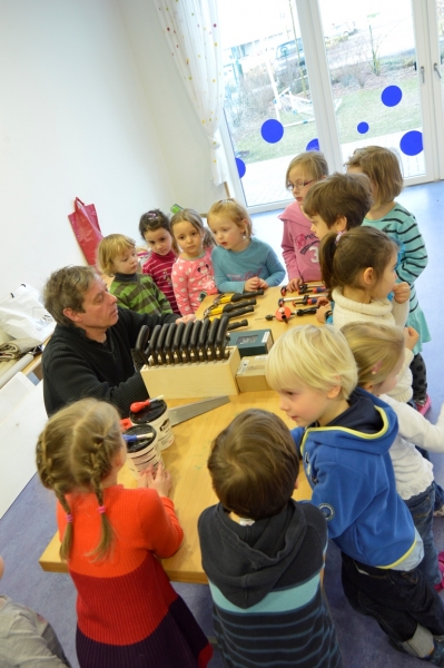 Ein Neusser Künstler arbeiten mit den Kindern zum Projekt