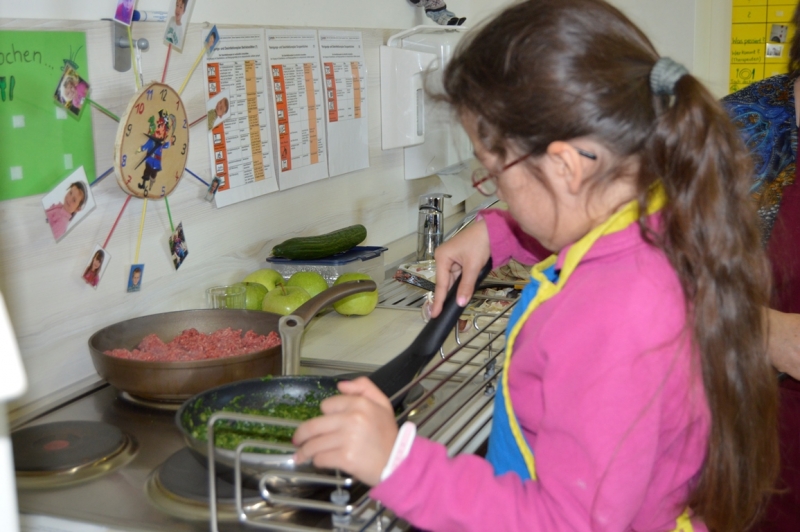 Täglich bereitet die Köchin ein frisches Mittagessen für alle Kinder zu. Regelmäßig kochen auch die Kinder ein Essen, welches sie gemeinsam ausgewählt haben.