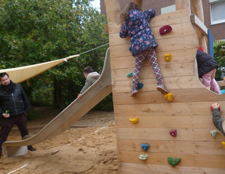 seit September 2020 ist der Außenbereich des Familienzentrums erneuert. Jetzt haben die Kinder zusätzlich zur Rutsche eine Kletterburg bekommen.