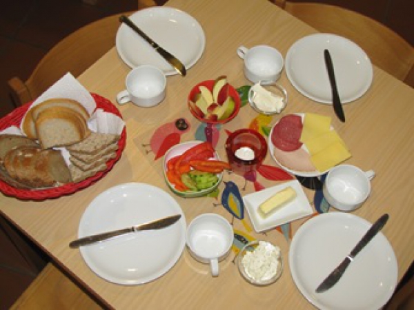 Das Frühstück, wie das auch das Mittagessen werden von der Kita bereit gestellt. Alles wird frisch zubereitet und gekocht. Ein gesunde und ausgewogene Ernährung ist uns wichtig.