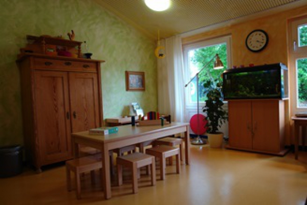 Gerne beobachten die Kinder die Fische im Aqarium. Das Beschäftigungsmaterial im Raum der Stille ist so ausgewählt, das es zu ruhigem Spiel und Entspannung führt.