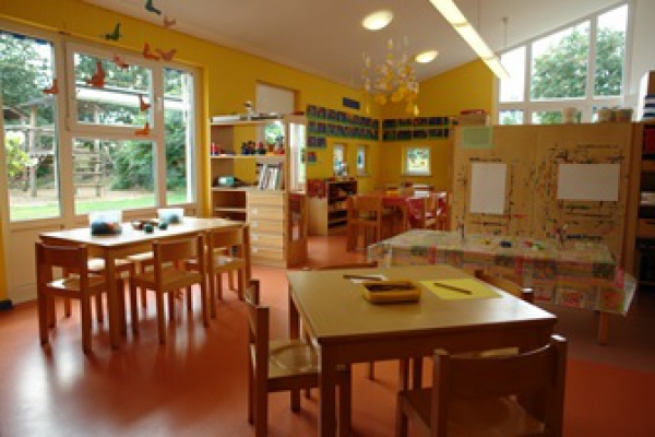 Unser großer Malraum bietet für 20 Kindern Gelegenheit zum Malen mit Wasserfarben, Kleistern, Kneten, Falten, Schneiden und kreativem Basteln.