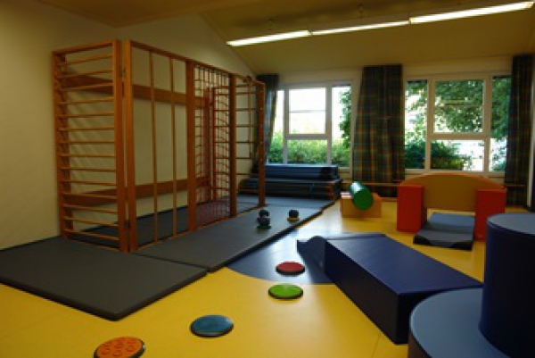 Im Turnraum wird die Bewegungsfreude der Kinder gefördert und angeregt. Die Spielmaterialien haben einen hohen Aufforderungscharakter. Der Turnraum ist eine der Lieblingsspielorte unserer Kin