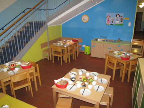 Das Bistro ist ein beliebter Aufenthaltsort unserer Kinder. An 4 Tischen können 22 Kinder frühstücken. Die Erzieherinnen unterstützen die Selbstständigkeit der Kinder und geben Hilfestellung.